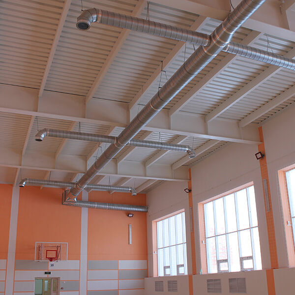 Воздуховоды в спортзале школы